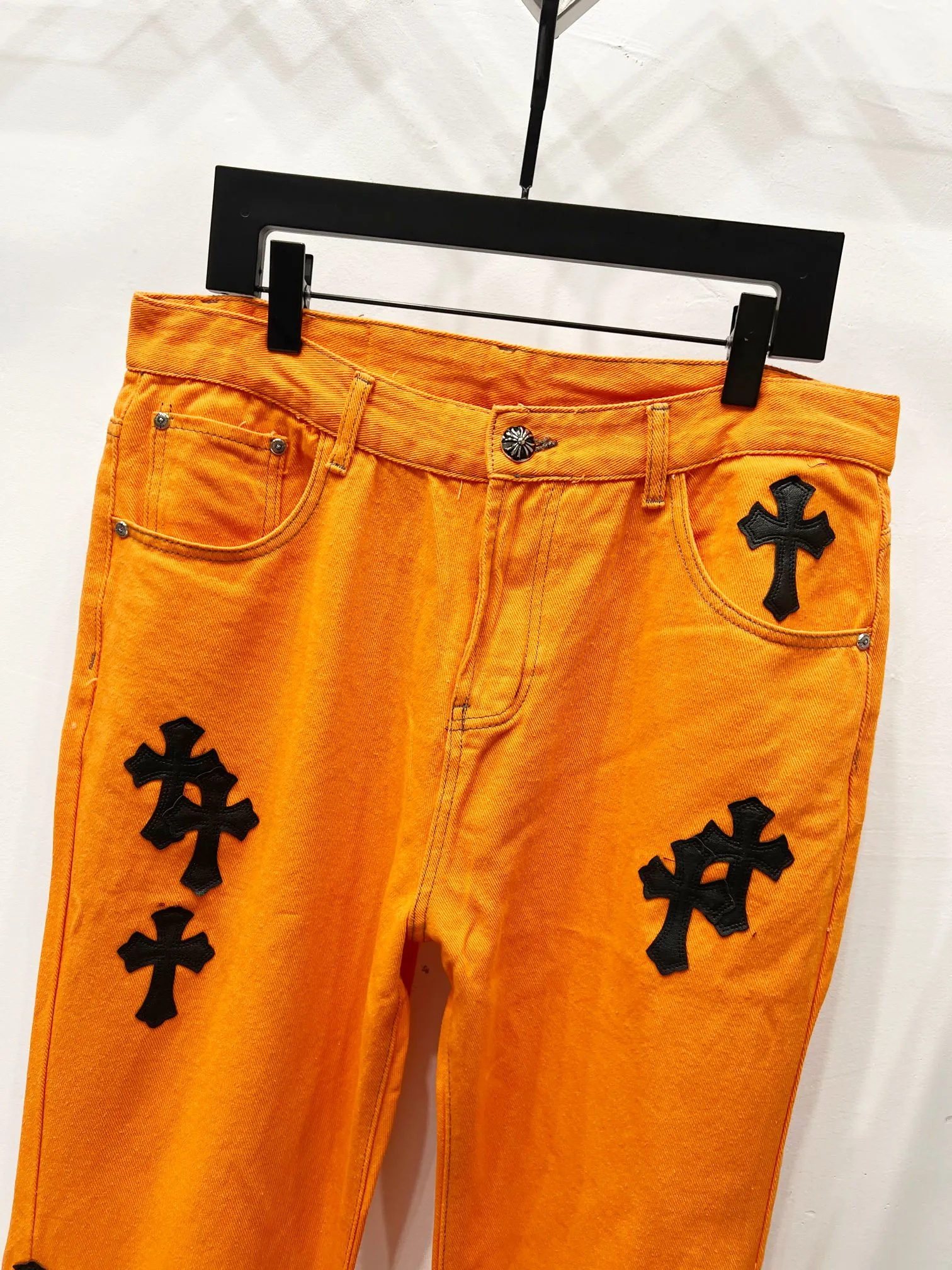 P220 style number: (K560) ChromeHeart & Chrome Heart Same style as Yang and Su Extinct Virgil co-branded flare jeans Original hardware accessories washed and other elevators, QR code analysis are all purchased from the original factory, high degree of restoration, welcome to compare with a certain product ~ Three-dimensional version Loose and comfortable, not picky about the figure Appear tall and slim Large factory Seiko Original factory quality control Same style for men and women Can be matched with couples Versatile recommendation Necessary jeans for all seasons Hipsters have been disappointed From the quality selection of fabrics, the tailoring of details, and the matching of patterns, everything is impeccable! The upper body is so handsome when worn...it can be easily worn by men, women and children! The craftsmanship is made of heavy-duty washed pure cotton denim fabric. After washing, it is soft and thick and looks very stylish when worn. Size: 30-32-34-36 Color: Orange